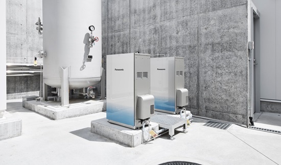 水素ステーション内で実証実験されている、パナソニックの純水素燃料電池。水素を直接投入して発電する燃料電池はCO2が発生せず、エネルギー効率が高い。