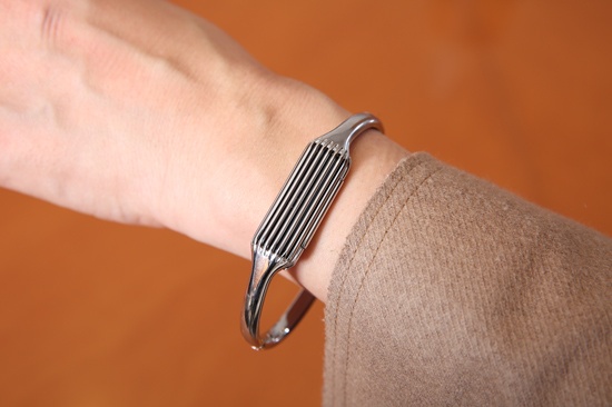 Fitbitには女性がアクセサリー感覚でつけることができるタイプもあり、幅広い層に支持されている