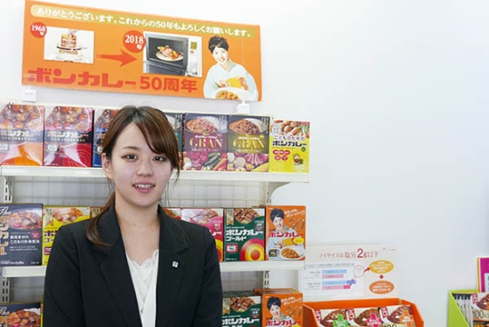 大塚食品 製品部 ボンカレー担当アシスタントプロダクトマネージャーの中島千旭さん。ボンカレーの売り上げは好調で「誕生から50周年の今年は、対前年比で30%の伸びを示しています」と語る。(写真:高山和良)