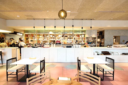 「re:Dine GINZA(リダイン銀座)」の店内風景。客席側からシェアード型のキッチンを見た(写真:北山宏一)