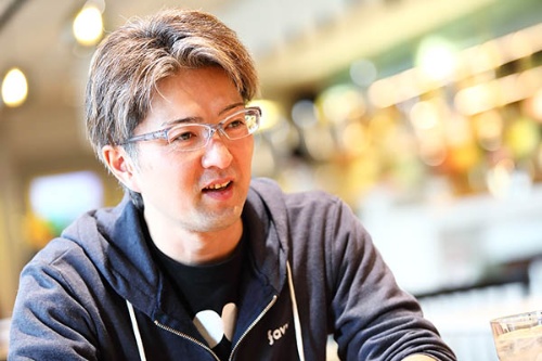 favyの取締役CFDO(Chief Food & Drink Officer)を務める米山健一郎氏。米山氏は洋食店とイタリアンの料理人として勤務した後にイタリアで飲食ビジネスを経験。帰国後は、飲食店の立ち上げや、レインズインターナショナルで「牛角」「しゃぶしゃぶ温野菜」などのメニュー開発に従事。2015年にfavyの設立に加わった(写真:北山宏一)
