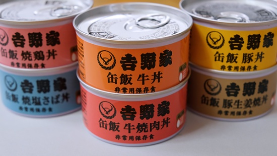 吉野家がこの5月に発売した非常用保存食「缶飯」。牛丼、牛焼肉丼、豚丼、豚生姜焼丼、焼鶏丼、焼塩さば丼の6種類を揃えた。5月の発売直後、注文が殺到し、売り切れで入手できなくなった(写真:高山和良)