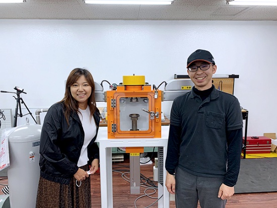 浪速工作所社長の谷本和考さん(右)と、谷本さんが悩んでいた時に「もっと外に出て、いろんな人に会った方がいい」とアドバイスをしたという内助の功、妻の華奈さん(左)