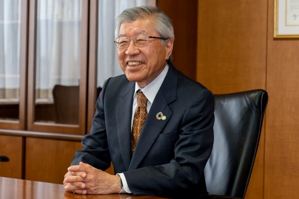 2018年4月から農研機構の理事長として組織を牽引する久間和生(きゅうま かずお)氏。第5期中長期計画の肝となる「基盤技術研究本部」の本部長を兼任する。三菱電機で副社長まで務めた同氏は、長年研究者として半導体・デバイス技術の開発を進め、その後は経営者の立場で企業の研究開発に当たってきた (写真:農研機構)