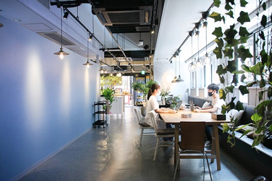 店内のカフェスペース。コワーキングやパーティー、会議など多目的に使用可能。左側の壁には立ち飲みのできるカウンターの設置が予定されている(写真撮影:山本真梨子)