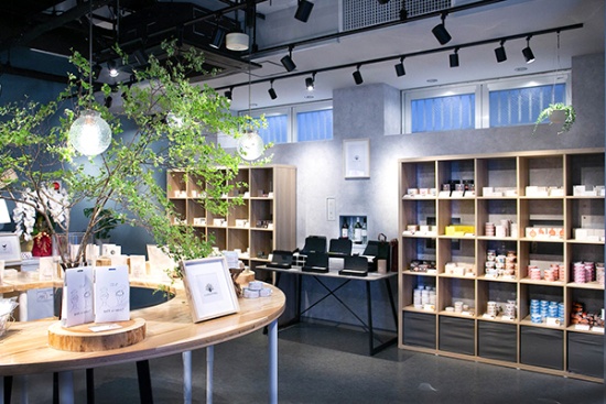 通りに面した売り場、展示スペース。同施設の運営主体であるH&Wによる缶詰ブランド「自然派缶詰 カンナチュール」シリーズの缶詰などが商品説明とともに並ぶ(写真撮影:山本真梨子)