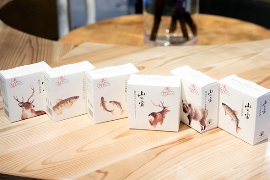 「山の宝」シリーズの缶詰。高級感のある化粧箱入りで、ギフト需要に応える(写真撮影:山本真梨子)