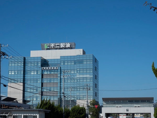 不二製油株式会社本社ビル(阪南事業所)を見る(写真:栗栖誠紀)