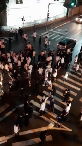 コロナ規制に抗議をする超正統派の人々(写真提供:岡庭矢宵)
