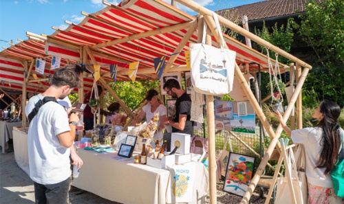 マーケットのスタンドはテーマごとに出店者が変わり、いつ訪れても新鮮な楽しみを味わえる(写真:@Adrien Roux)