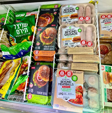 イスラエル国内ではどこのスーパーにもビーガン向け製品が並び、植物性の代替肉などが広く流通している(写真提供:Hatsuki Matsui)