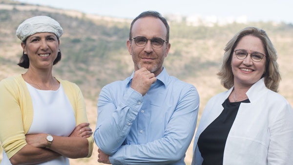 Aleph Farmsのリーダーシップチーム。左から技術リーダーのShulamit Levenberg氏、CEOのDidier Toubia氏、シェフテクノロジーリーダーのDr. Neta Lavon氏(写真提供:Aleph Farms)