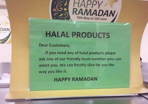 スーパーマーケットの精肉売り場。イスラム教のラマダン（断食明け）のお祝いとハラル製品の販売をアピールするメッセージ（筆者提供）