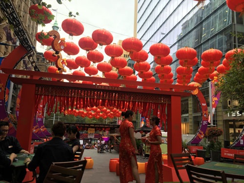 中華圏で祝われる旧正月の時期はシドニーの中心地も縁起が良いとされる赤の提灯があちこちで飾られている（筆者提供）