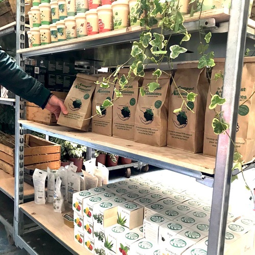 「レ・ザルシミスト」のコンポスト堆肥は、ローカルコンポストとしてオーガニックスーパー等で販売されている。2018年、パリ市のラベリング「Fabriqué à Paris（パリ産）」に選ばれたブランドの1つ（写真：＠Les Alchimistes）