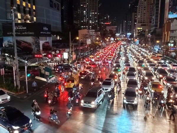 日々、深刻な渋滞が起きるバンコクの道路