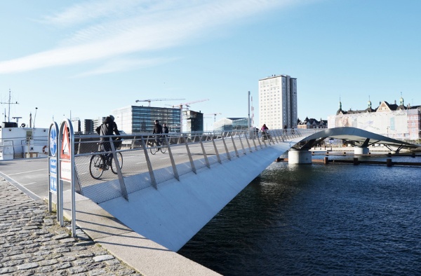 従来からある橋「Langebro」を走る自転車は1日4万台以上という混雑ぶりだった。混雑を緩和するために、その隣に、歩行者と自転車のための橋「Lille Langebro」を建設した。開通以来、1日１万1000台以上の自転車が走行するようになり、従来の橋の混雑が大幅に緩和された。写真は2019年に開通した「Lille Langebro」、全長175メートル