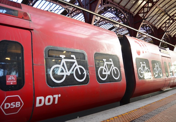 コペンハーゲン近郊を走る近距離電車(S-tog)。巨大な自転車スペースが確保されている