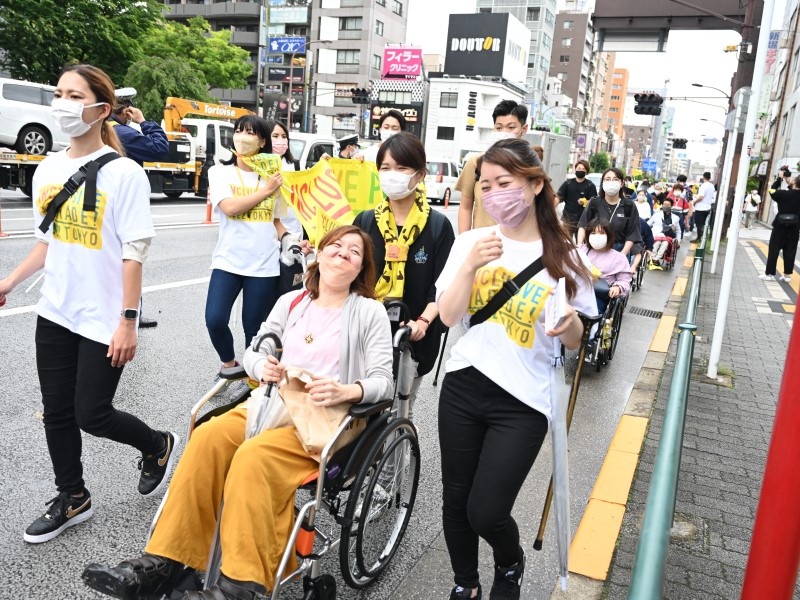 車椅子ユーザーも、杖を使う人も、街を行進　「インクルーシブパレード」が示すもの