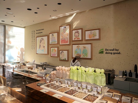 店内の絵は、服部あさ美氏が描いた。「消費者と生産者、両方の笑顔を飾りたかった」(佐伯氏)と言う