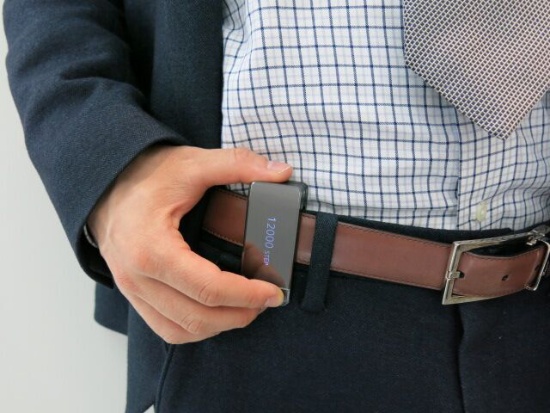 (写真4)ダイキン工業によるベルト装着型のクリップ型デバイス