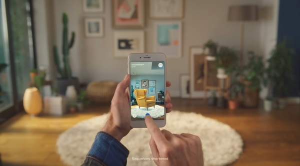 (写真1)IKEAの家具をARで配置する「PLACE」(IKEAのWebサイトより引用)