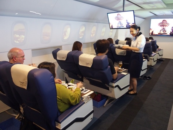 （写真1）FIRST AIRLINESでは、航空会社のファーストクラスで勤務していた元キャビンアテンダントが指導したスタッフがサービスを提供してくれる