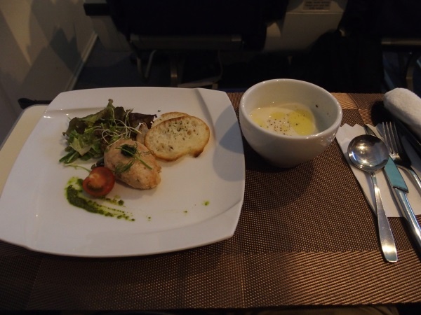 (写真2)ファーストクラスのシートで食べる機内食は前菜から始まる本格的なコース料理