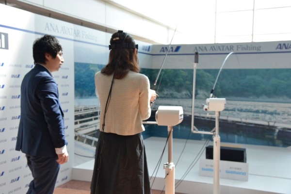 (写真4)遠隔操作技術を使った釣り体験の実験