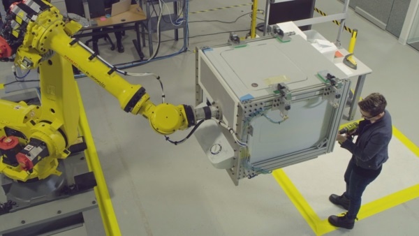 (写真2)重いものをロボットに持ってもらい細かい作業を人間が行う