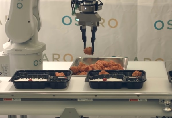 (写真3)Osarogが開発したロボット制御ソフトウェアでは、積み上げられた唐揚げを1つずつ掴んで弁当箱に入れる作業も可能