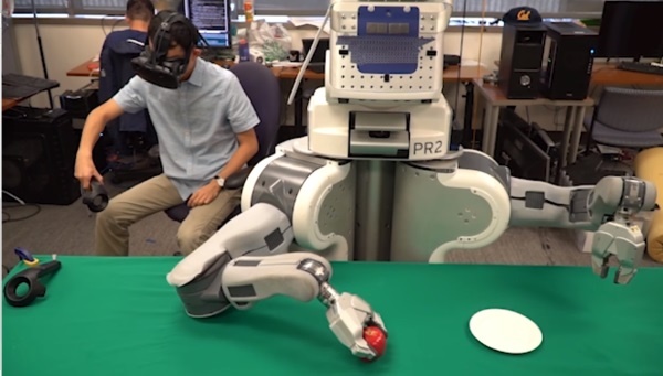 (写真4)VRを付けたオペレーターがロボットをティーチング