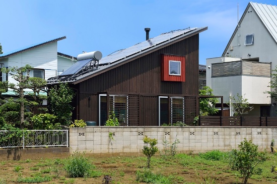えねこや第1号として空き家をリノベーションしたアトリエ六曜舎の事務所。太陽光発電パネルと太陽熱温水器を載せるために、切妻屋根を切って片流れに変更した(写真:大槻 茂)