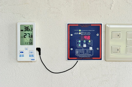 太陽光発電の電力がバッテリーにどのくらい蓄電されているかを示すモニター。赤で表示された数字がパーセンテージで、この写真のときは98%。これが100%になると、発電した電力が直接電気製品に流れ、必要量のみを発電する(写真:大槻 茂)