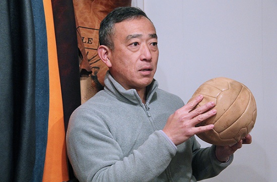 山口産業株式会社代表・山口明宏さん。工場2階にある展示室の商品サンプル前で(写真撮影:中島有里子)