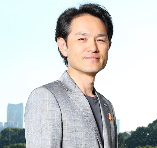 溝口敦氏。2000年エヌ・ティ・ティ・ドコモ(現・NTTドコモ)入社。iモードベースの「着うた」立ち上げなどのコンテンツ事業に携わる。2008年にメディアドゥ入社。2010年に執行役員営業本部長、2016年に取締役事業開発本部長、2017年に取締役グループCOOなどを歴任。2019年よりグループ会社 MyAnimeList, LLC.代表取締役に就任。2020年6月より、新規事業およびアライアンスの統括としてメディアドゥ取締役 CBDOに就任。電子書籍流通事業や電子図書館事業、新規事業などに従事した幅広い経験、モバイル通信やITに関する知見を活かし、取り扱いコンテンツの領域拡大や、国内外の新規市場開拓を担う。