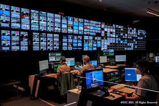 IBC(国際放送センター)のコントロールルームの様子(写真提供:パナソニック)