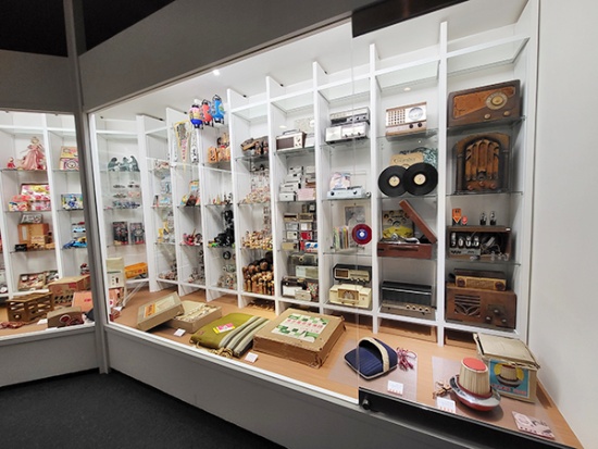 昭和時代の店先の再現から駄菓子屋のおもちゃ、印刷物に至るまで、カテゴリーを問わずさまざまなものが資料として展示されている（写真撮影：元田光一）