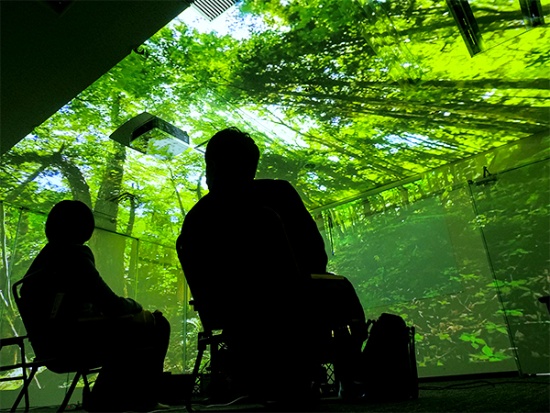 どんな部屋でも 森に包まれる 体験を デジタル森林浴に見る 人を幸せにするテクノロジー 未来コトハジメ どんな部屋でも 森に包まれる 体験を デジタル森林浴に見る 人を幸せにするテクノロジー 未来コトハジメ