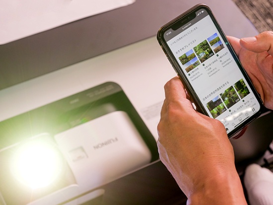 今回のサービスではクラウドを活用したマルチスクリーンの映像配信技術を採用する。独自の配信プラットフォームで4面まで(3つの壁+天井)の映像を同時配信することが可能。アプリでの映像切り替えもスムーズだ。「従来のスクリーンは16:9の比率ですが、uralaaは部屋のサイズを入力することで、どんな壁にも合わせた形で、マルチスクリーンの動画を投影できます」(辻木)(写真撮影:加藤 康)