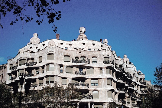 図6：カサ・ミラ（1906～1910年）。屋上には着色のない多くの煙突が見える（写真: L. Bertran、&copy; Turisme de Barcelona）