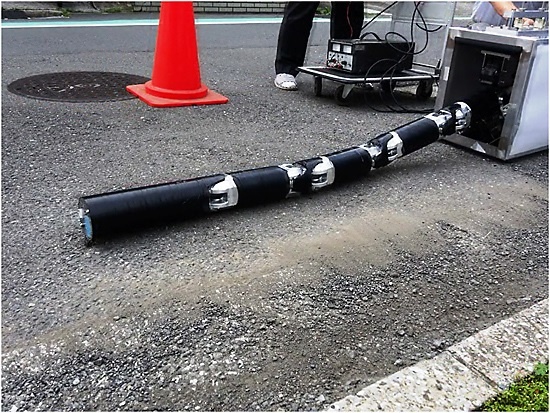 (写真4)タウ技研が開発したワーム型探索ロボット
