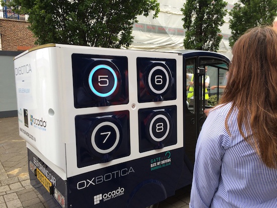 (写真1)Oxboticaのソフトウエアを搭載した自動運転車両「CargoPod」(Oxboticaのホームページから引用)