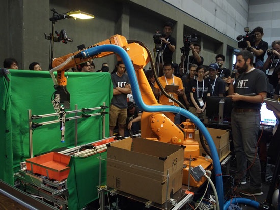 (写真1)棚入れタスクで1位となったMIT-Princetonチームのロボット