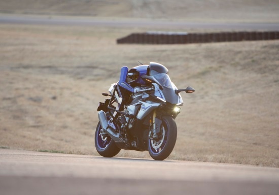 (写真1)最高時速200kmでサーキットを走行する人間型自律ライディングロボット「MOTOBOT」