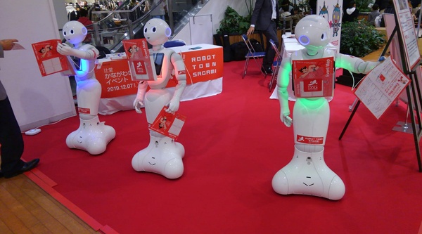 (写真1)藤沢市の大型ショッピングモールのイベント会場でチラシを配るPepperたち(写真提供:白井宏美氏)