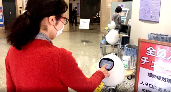 (写真5)岡山中央病院でスクリーニングを行うロボットにはMJIの「タピア」が採用され、サービス開発にはシャンティが関わった(シャンティのホームページより引用)