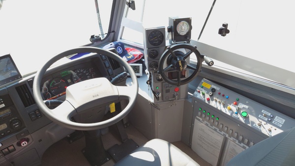 (写真5)自動車の操作系と船舶の操作系が並んだ水陸両用バスの運転席(撮影:元田光一)