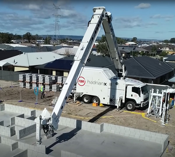 (写真1)自律的にレンガを積んで家を建ててくれるクレーン型のHadrian X(出典:FRBのYoutube動画より)