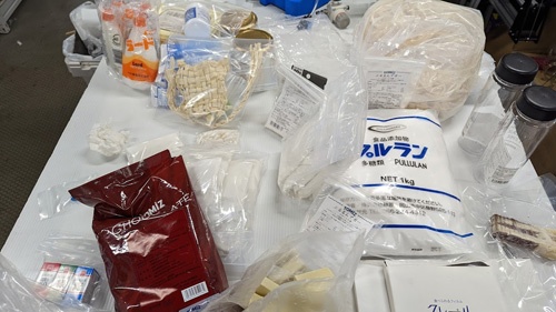 （写真2）可食ロボットに使用する材料は高野豆腐からかんぴょう、チョコレートまで多岐に渡る（撮影：元田光一）